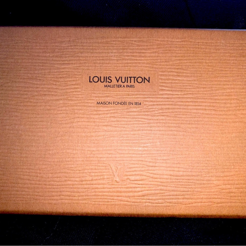 Authentic Louis Vuitton 6-key case great condition. VTNG